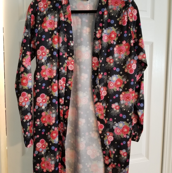 Tahari Beltless Kimono - Picture 1 of 4